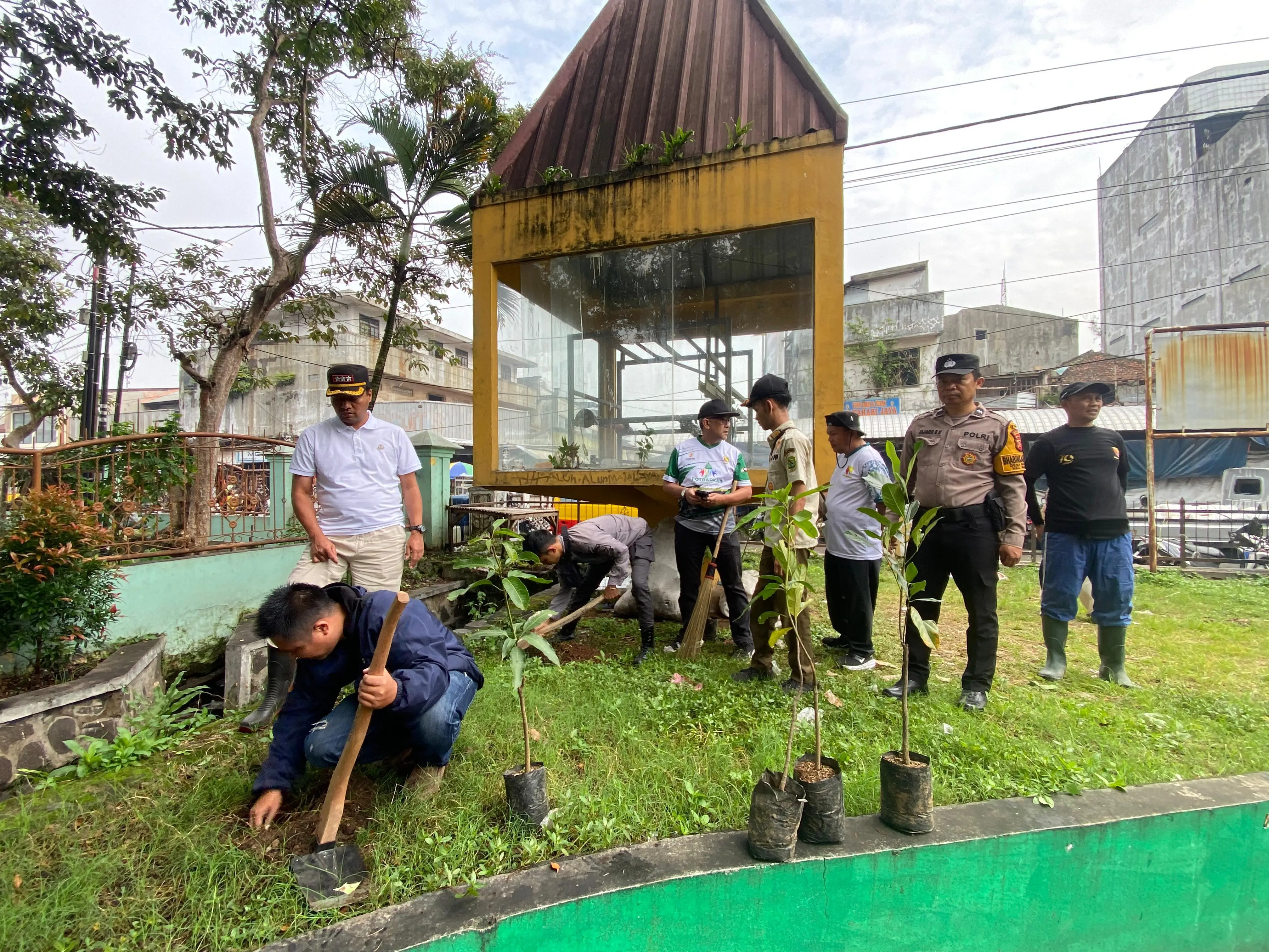 Camat Majalaya H. Rofiran Pimpin Gerakan Majalaya BETAH, Ajak Warga Jaga Kebersihan Alun-Alun