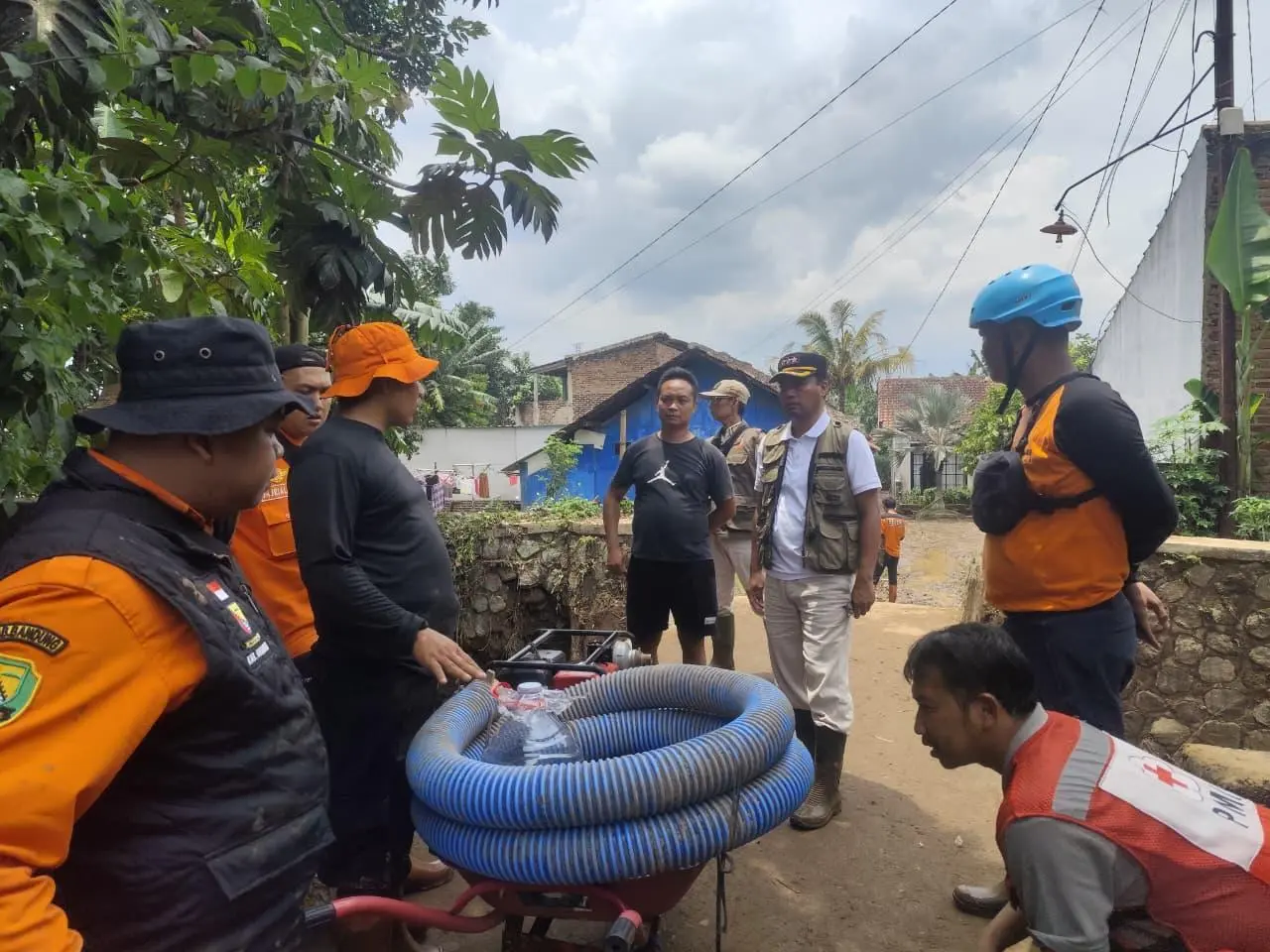 Pastikan Keselamatan Warga, Camat Majalaya Cek Langsung Lokasi Banjir