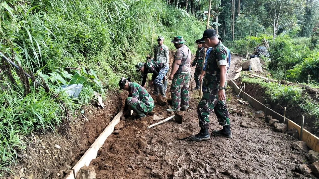 TMMD ke-127! TNI–Warga Cipelah Tancap Gas, Bahu Membahu Pasang Bekisting dan Cor Jalan di Rancabali
