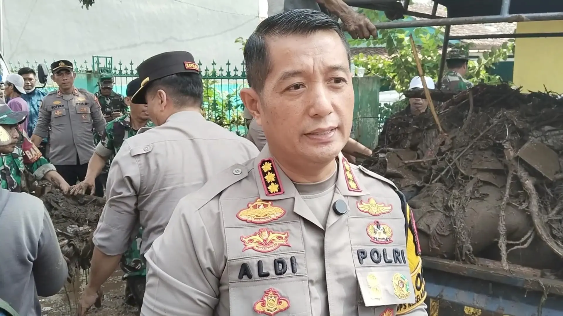 Kapolresta Bandung Kombes Pol. Aldi Subartono Tinjau Langsung Lokasi Banjir di Desa Bojong