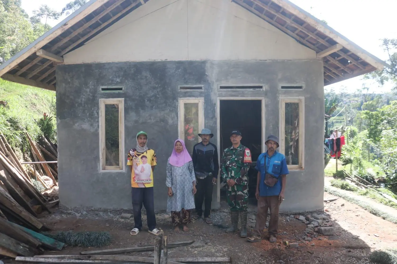 Pengerjaan RTLH dan Pengecoran Jalan TMMD Reguler ke-127 Kodim 0624/Kabupaten Bandung di Desa Cipelah Terus Dikebut