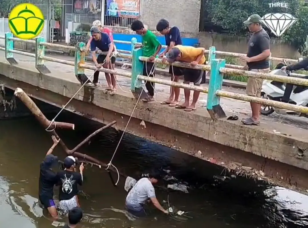 PRIMA Citeureup Gercep Gotong Royong Angkat Batang Pohon Penyumbat Sungai