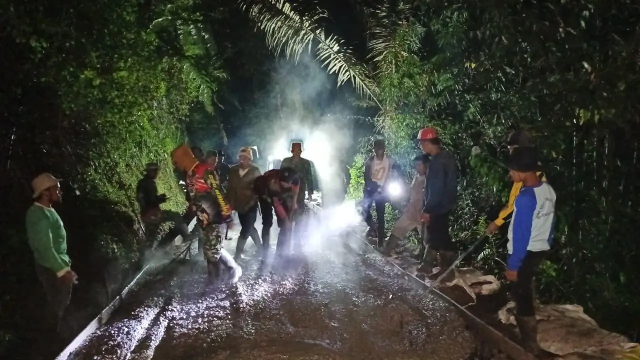 Malam Tak Jadi Penghalang, TNI dan Warga Cipelah Kejar Target Pengecoran Jalan Pra TMMD ke-127