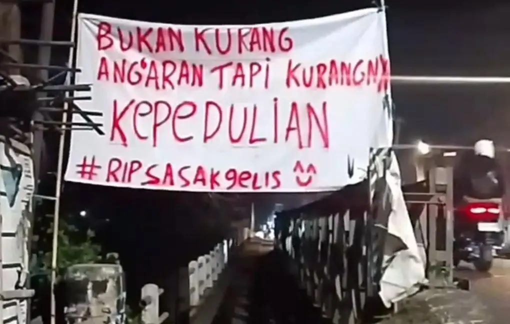 Spanduk Sindiran Warga Menggugat KDM Soal Mangkraknya Jembatan Dayeuhkolot