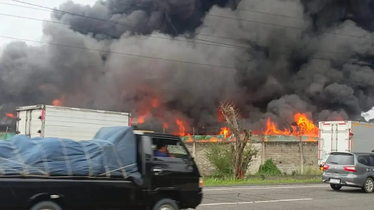 Pabrik Plastik di Cibolerang Bandung Terbakar, Asap Hitam Membumbung Tinggi