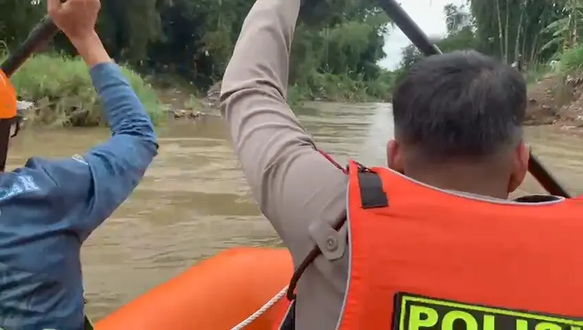 Terseret Arus Sungai Saat Buang Air Kecil, Jasad Enok Akhirnya Ditemukan