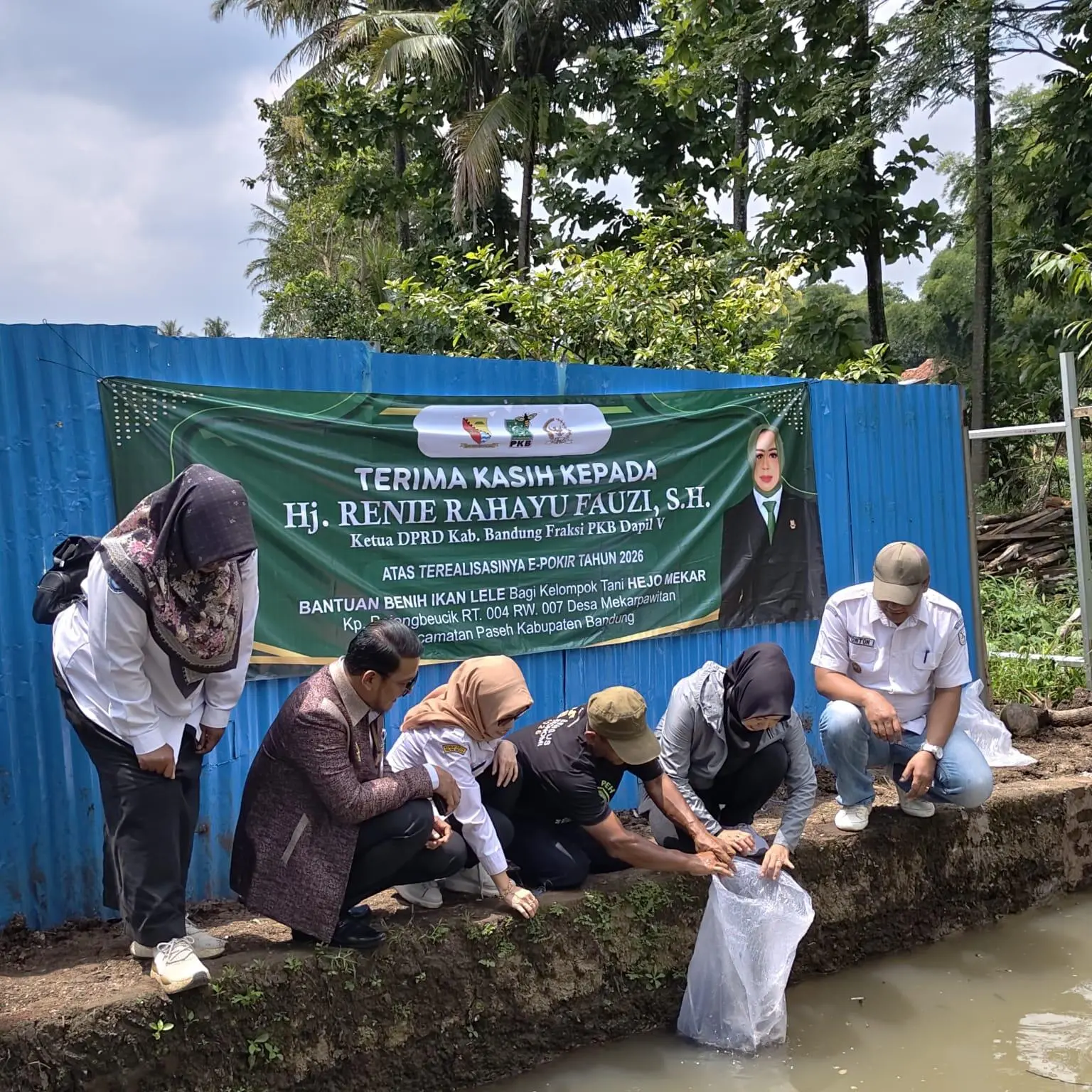 Perkuat Ketahanan Pangan, Hj. Renie Rahayu Fauzi Salurkan Bantuan Benih Lele di Paseh