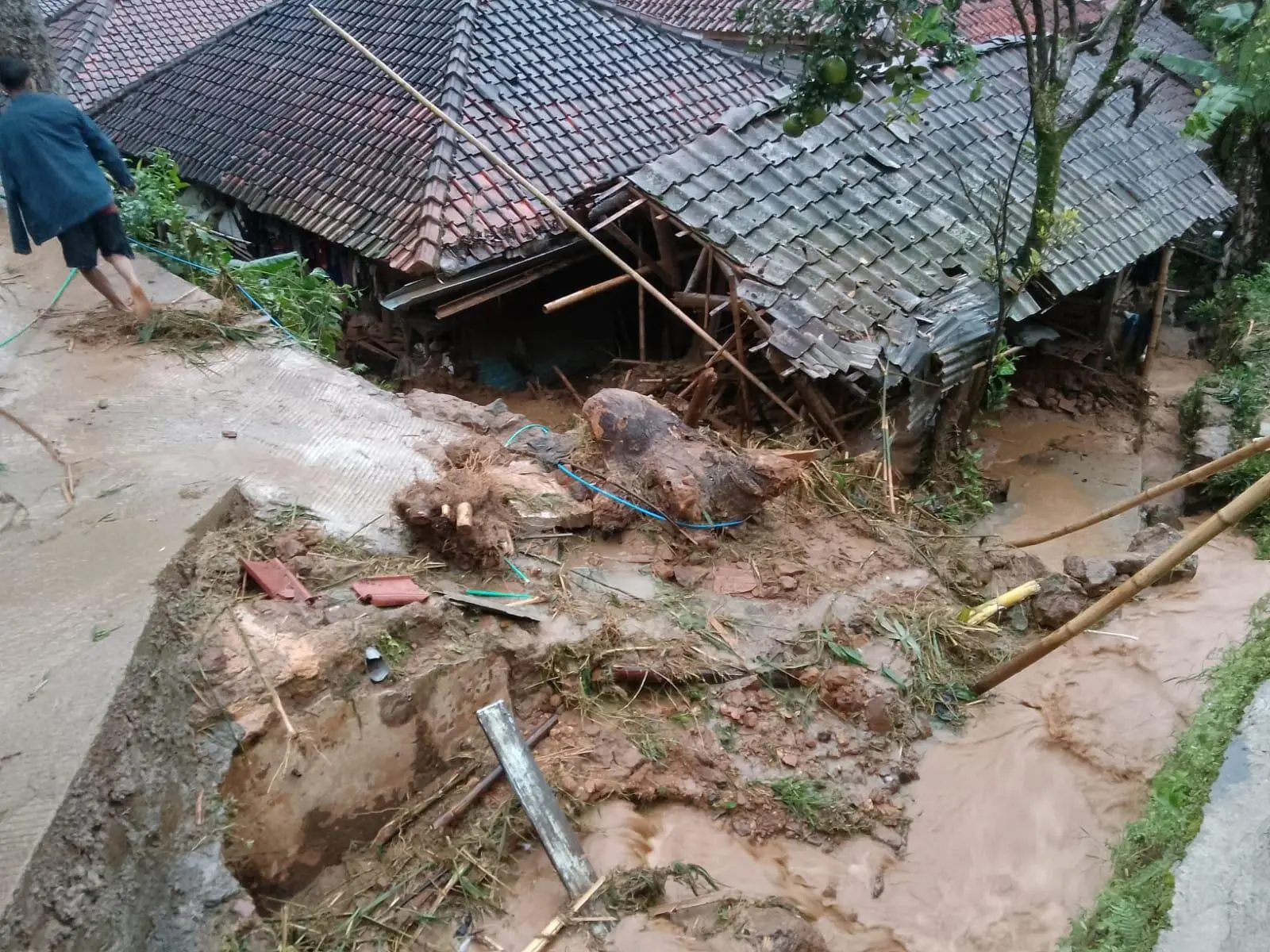 Banjir dan Longsor Terjang Ciwidey,10 Rumah Terancam, Penghuninya Diungsikan