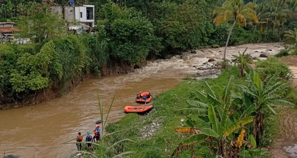 Terbawa Arus Sungai Saat Buang Air Kecil, Kamar Mandi Amblas Tergerus Sungai Ciajag, Enok Belum Ditemukan
