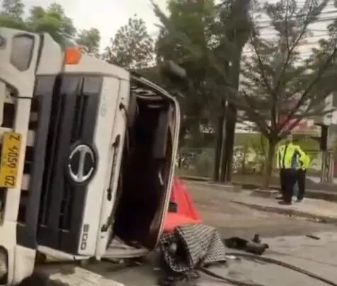 Dump Truck Pengangkut Pasir Terguling di Jalan Soekarno-Hatta Bandung, Lalu Lintas Macet Parah