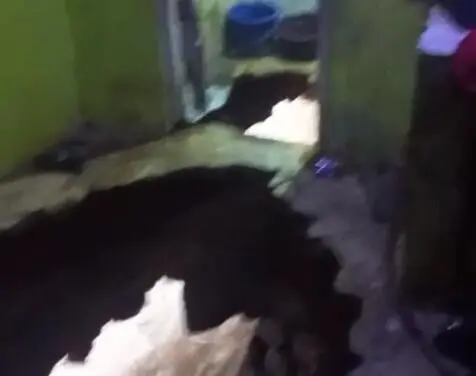 Kamar Mandi Ambruk Tergerus Sungai, Enok Warga Kutawaringin Hilang Terbawa Arus