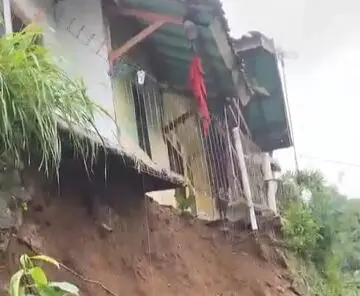 TPT 15 Meter di Pasirjambu Longsor, Tiga Rumah Warga Terancam Ambrol