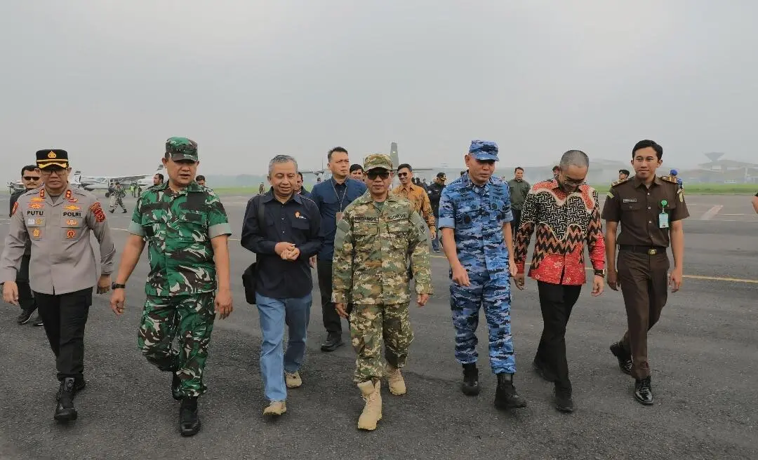 Gunakan Pesawat CASA C-212, Kang DS bersama Forkopimda Tebar 5,2 Juta Benih Tanaman 