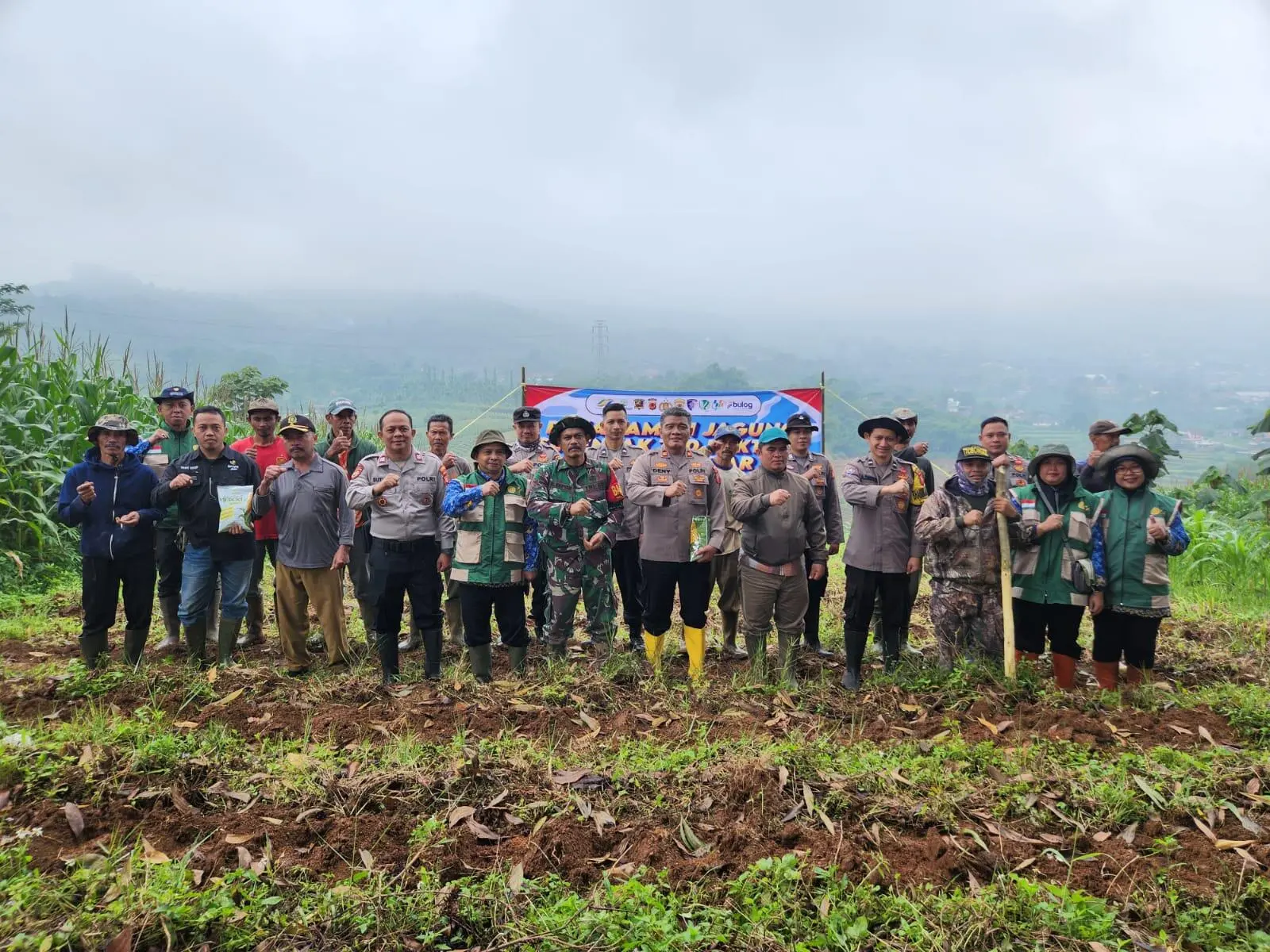 Sinergi TNI-Polri dan Petani, Polsek Ibun Perkuat Ketahanan Pangan Lewat Tanam Jagung