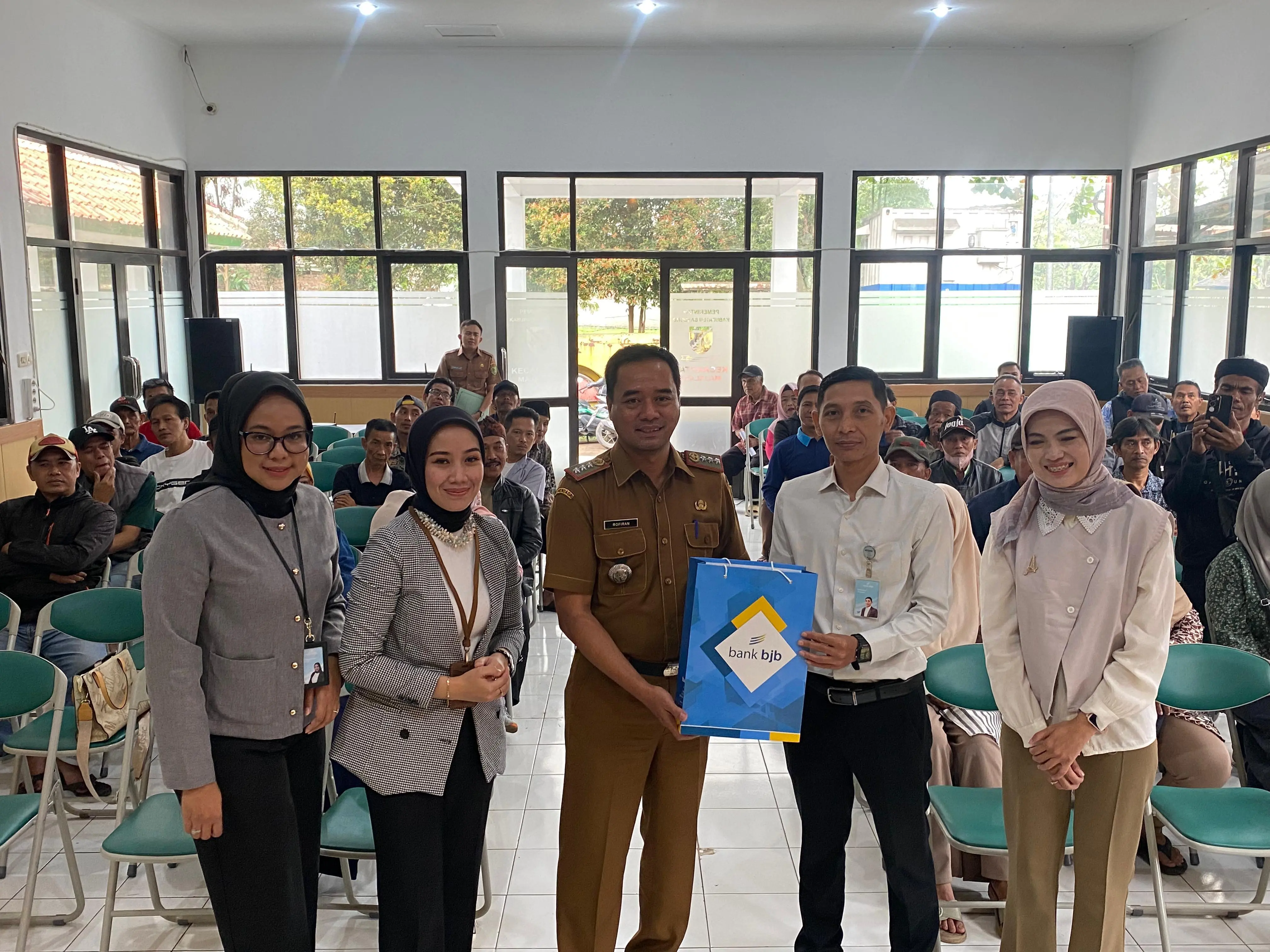 RT/RW se-Kecamatan Majalaya Terima Buku Rekening BJB, Penyaluran Insentif Kini Lebih Transparan