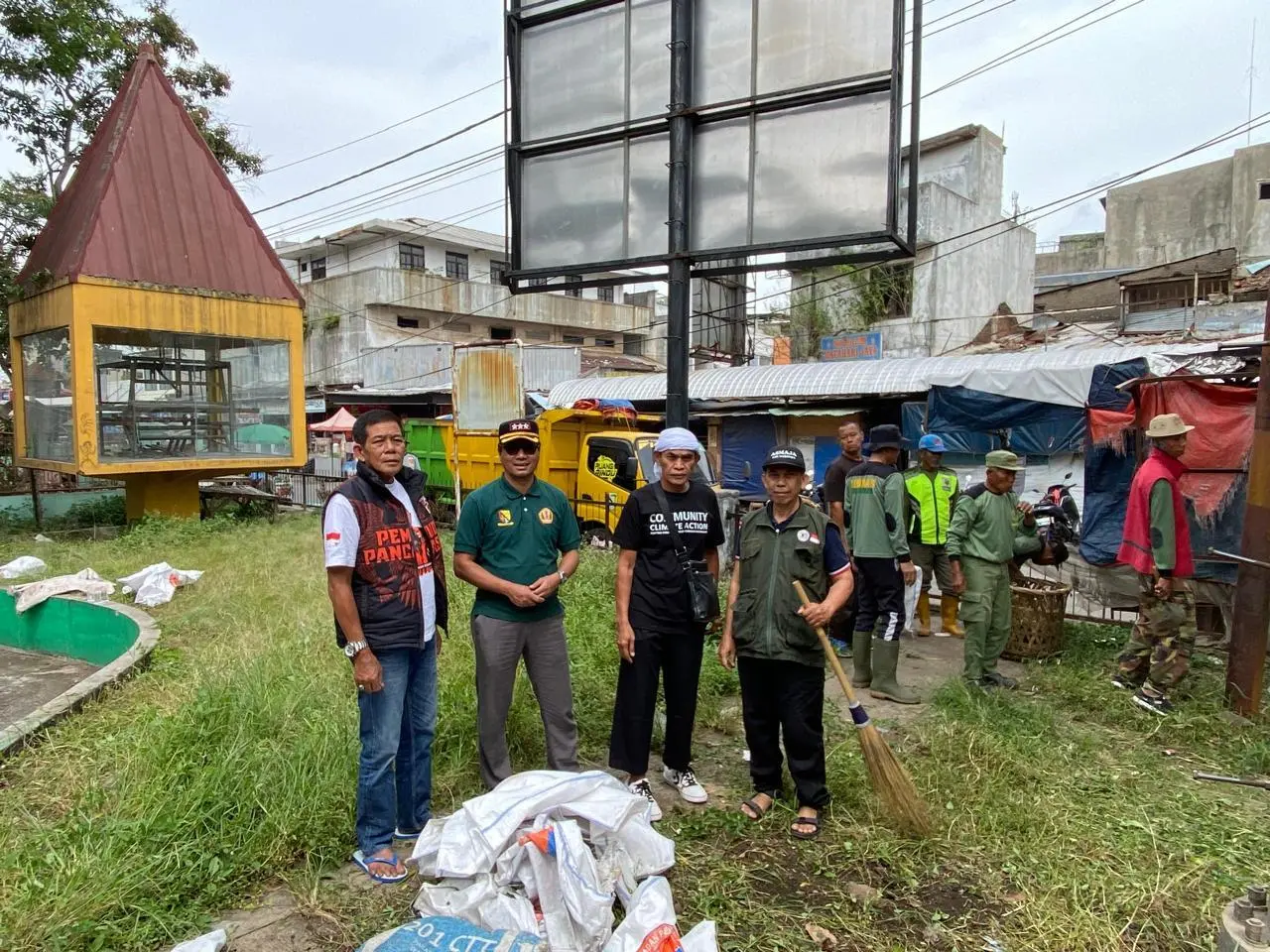 Majalaya BETAH, Pemerintah Kecamatan Bersama Lintas Sektor Bersihkan Alun-alun Majalaya