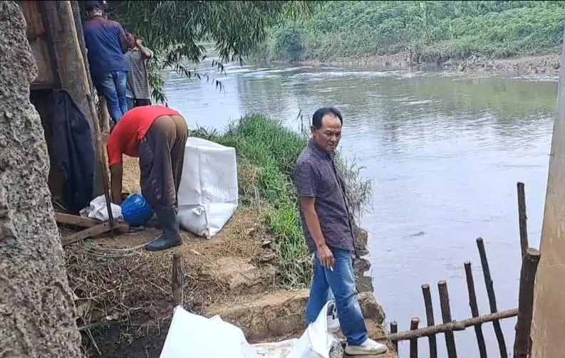 Pantau Pemasangan Geobag, Pentahelix: Langkah Awal Percepatan Penanganan Banjir Dayeuhkolot