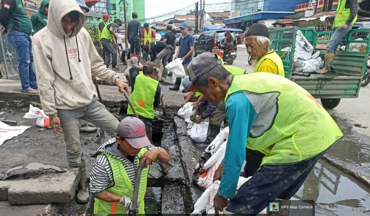 Cegah Banjir Langganan, Tim Pentahelix dan Prima Normalisasi Drainase Jalan Raya Dayeuhkolot