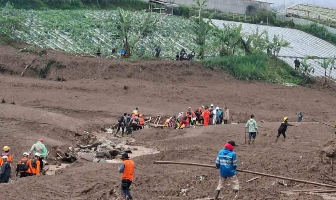Personel Polda Jabar Gerak Cepat Evakuasi Korban Longsor dan Banjir Bandang di Pasirlangu KBB