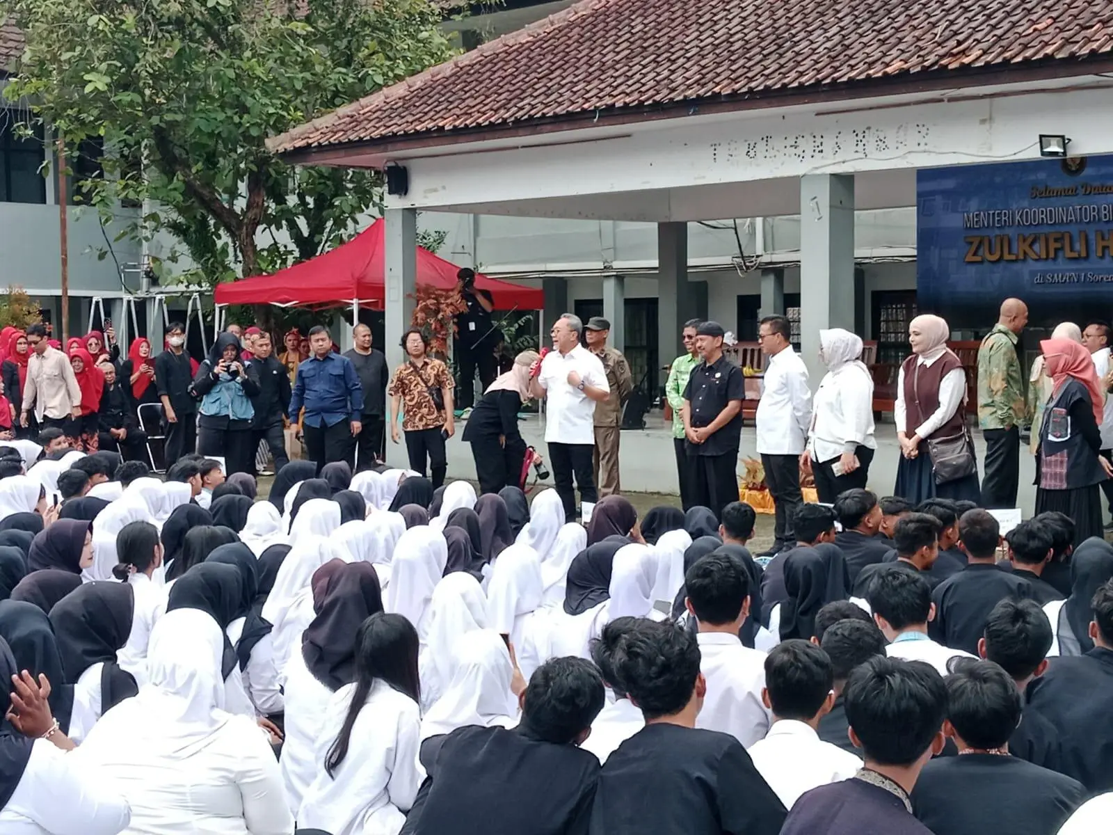 Menko Zulhas dan Bupati Bandung Sosialisasikan Program MBG ke Siswa SMA/SMK 