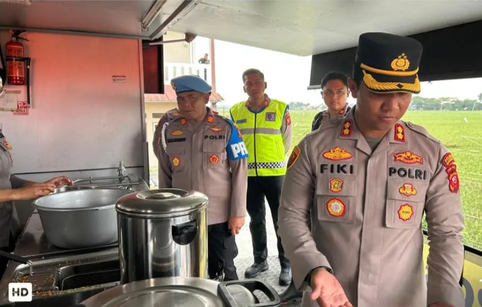 Polda Jabar Bersama Polres Karawang Kerahkan Dapur Lapangan untuk Bantu Warga Terdampak Banjir