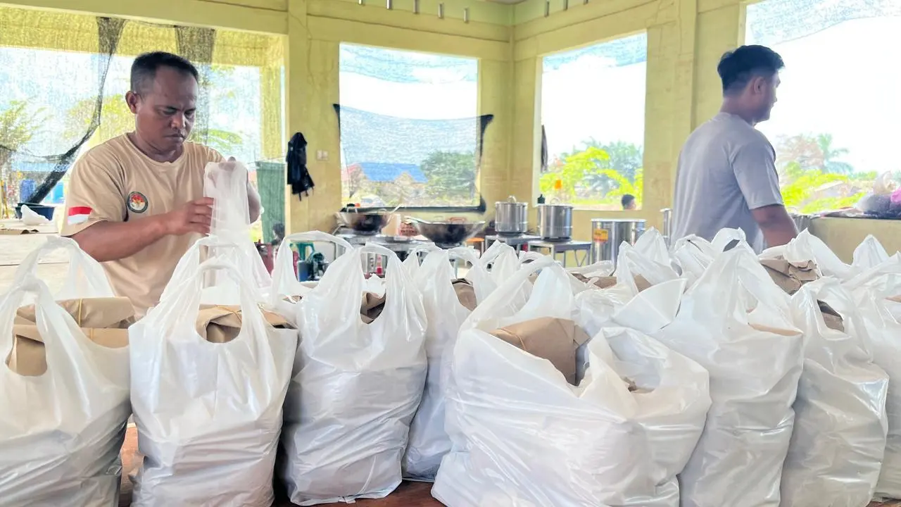 Tak Hanya Penuhi Kebutuhan Satgas, Dapur Umum IPDN di Aceh Tamiang Dukung Ekonomi Warga
