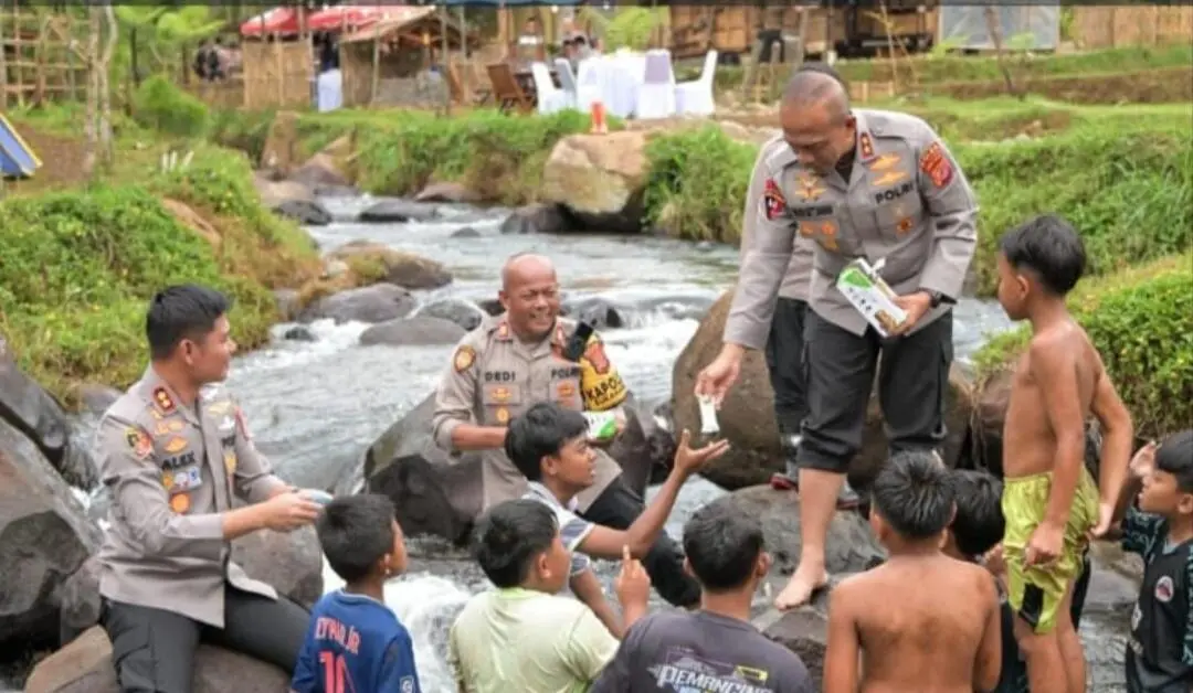 Senyum Anak-Anak di Tepi Sungai, Potret Kebahagiaan Sederhana Bersama Kapolda Jabar