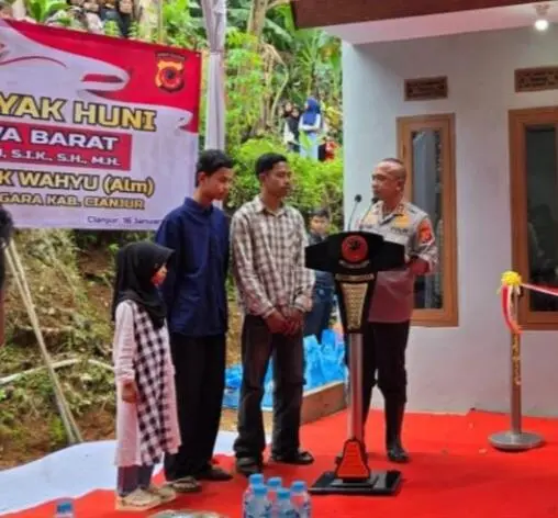 Kapolda Jabar Resmikan Renovasi Rumah Tidak Layak Huni Untuk Anak – Anak Yatim Piatu di Kabupaten Cianjur