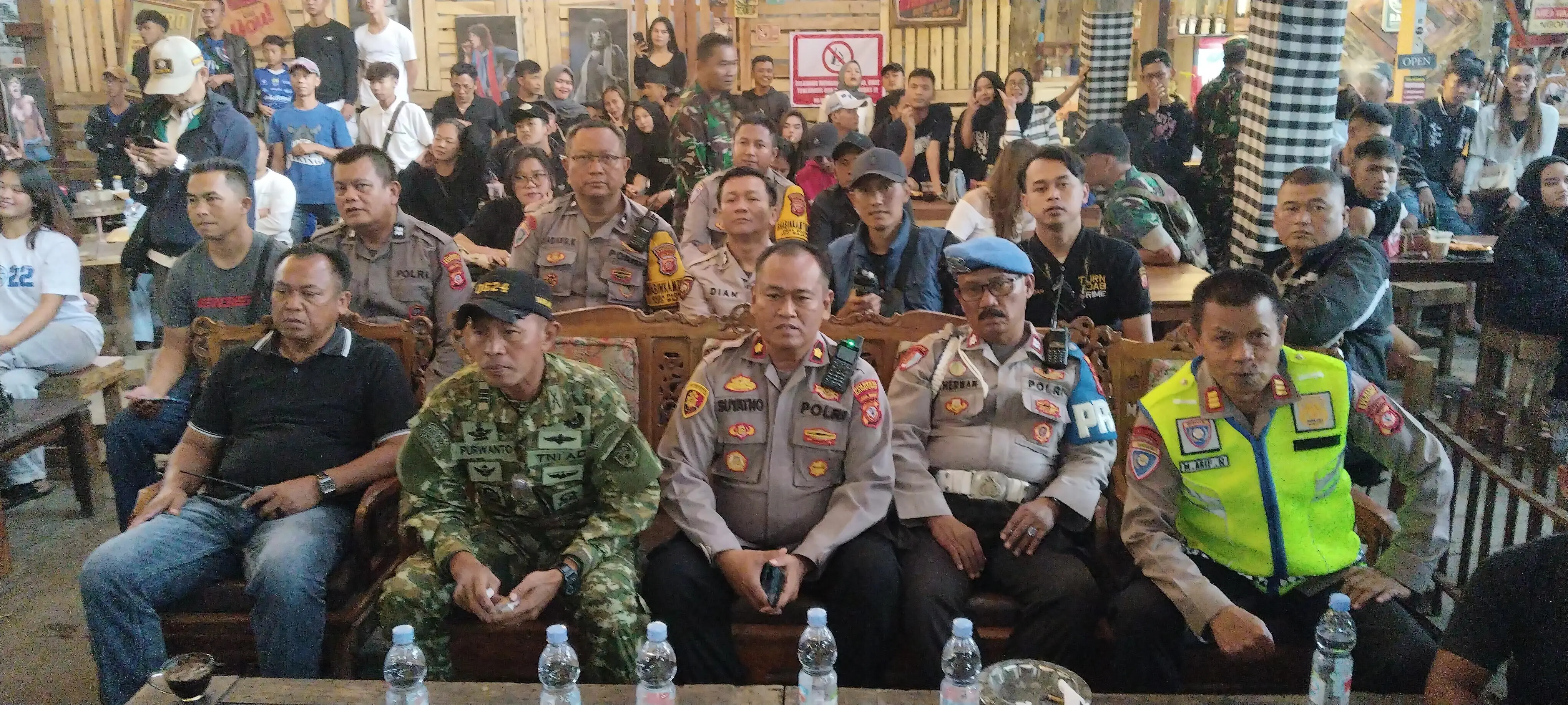 Antisipasi Gangguan Kamtibmas, Forkopimcam Majalaya Amankan NOBAR Persib vs Persija di Cafe Ranc District