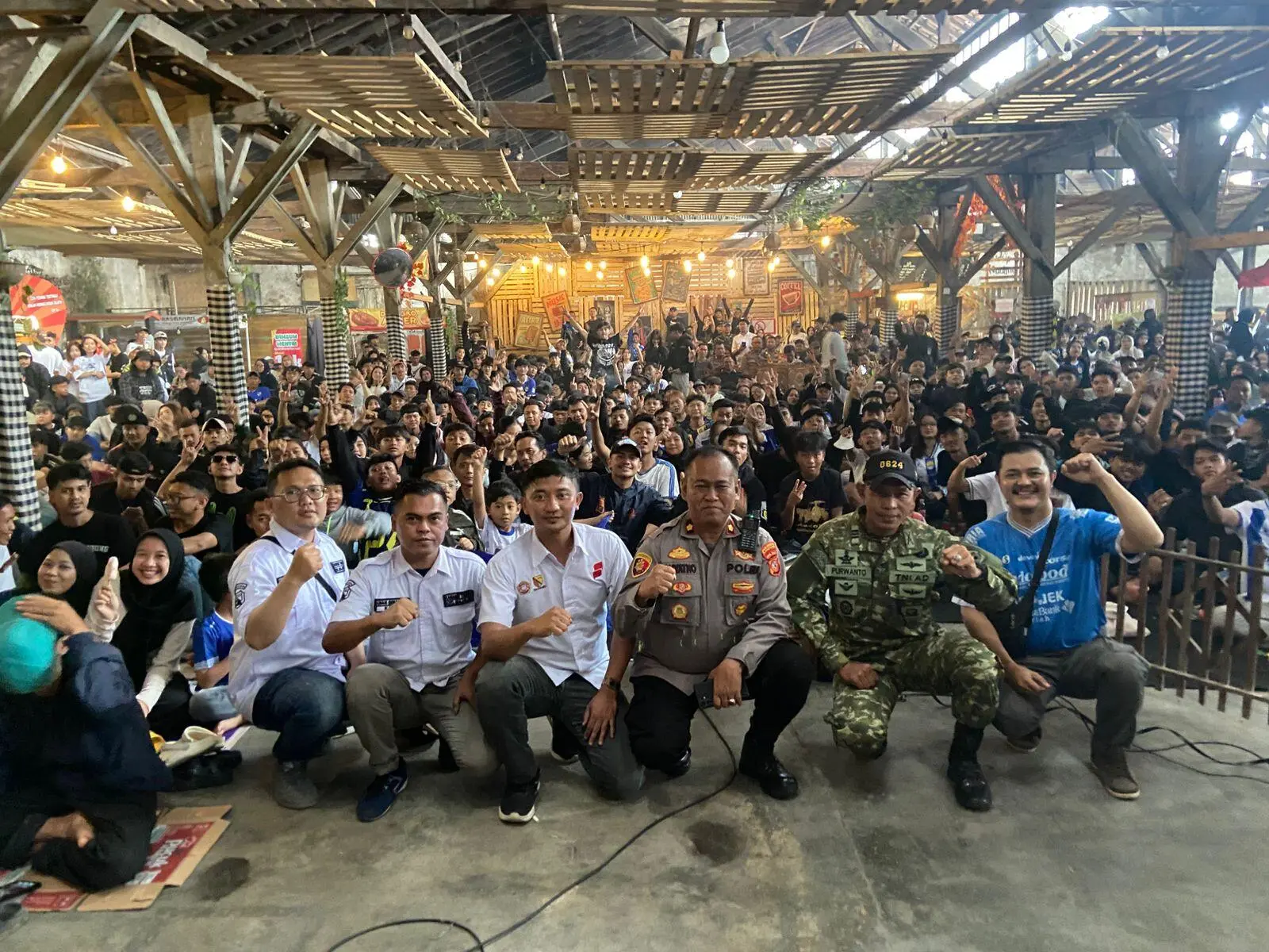 Antusias Ratusan Bobotoh Padati Cafe Ranc District Saat Big Match Persib vs Persija