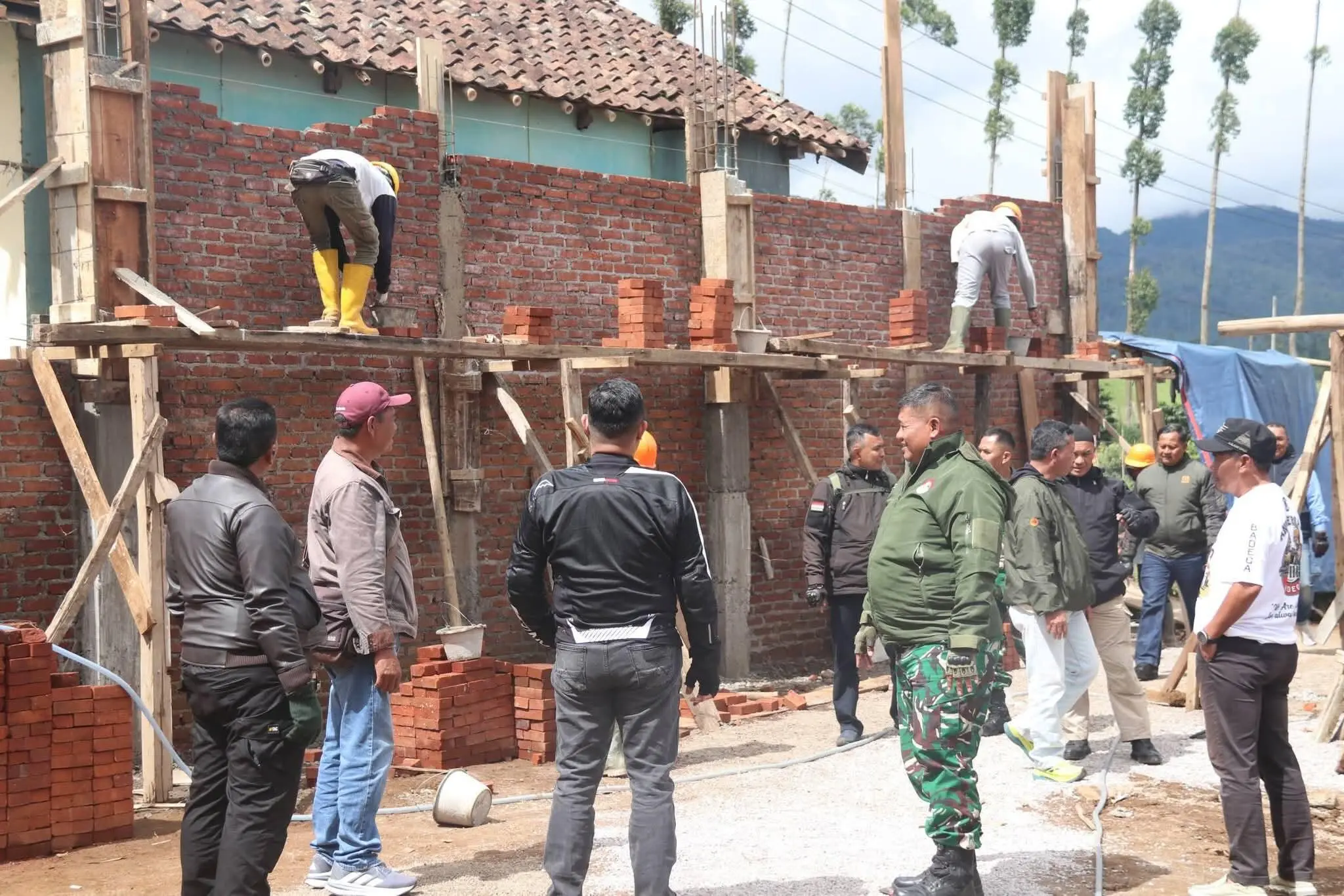 Dandim 0624/Kabupaten Bandung Tinjau Langsung Pembangunan KDKMP di Desa Pulosari Pangalengan