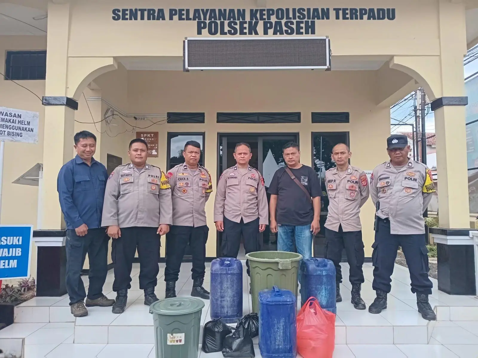 Polsek Paseh Intensifkan Giat KRYD dan Operasi Miras, Amankan Puluhan Kantong Tuak di Pasar Domba Sukamanah
