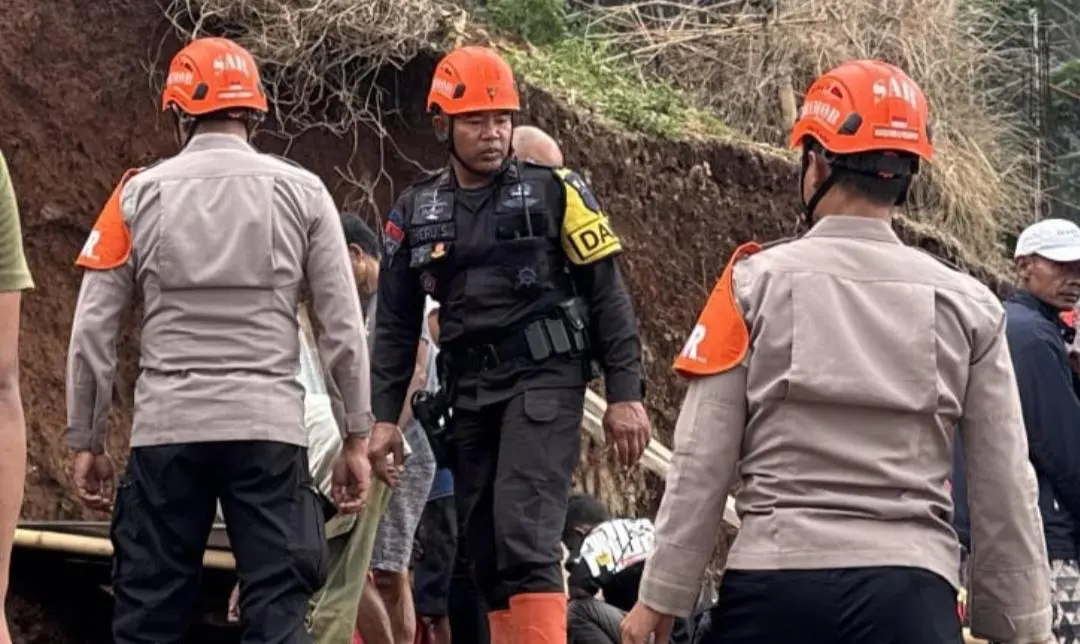 Gerak Cepat Tim SAR Satbrimob Polda Jabar, Enam Korban Longsor di Cisempur Berhasil Dievakuasi