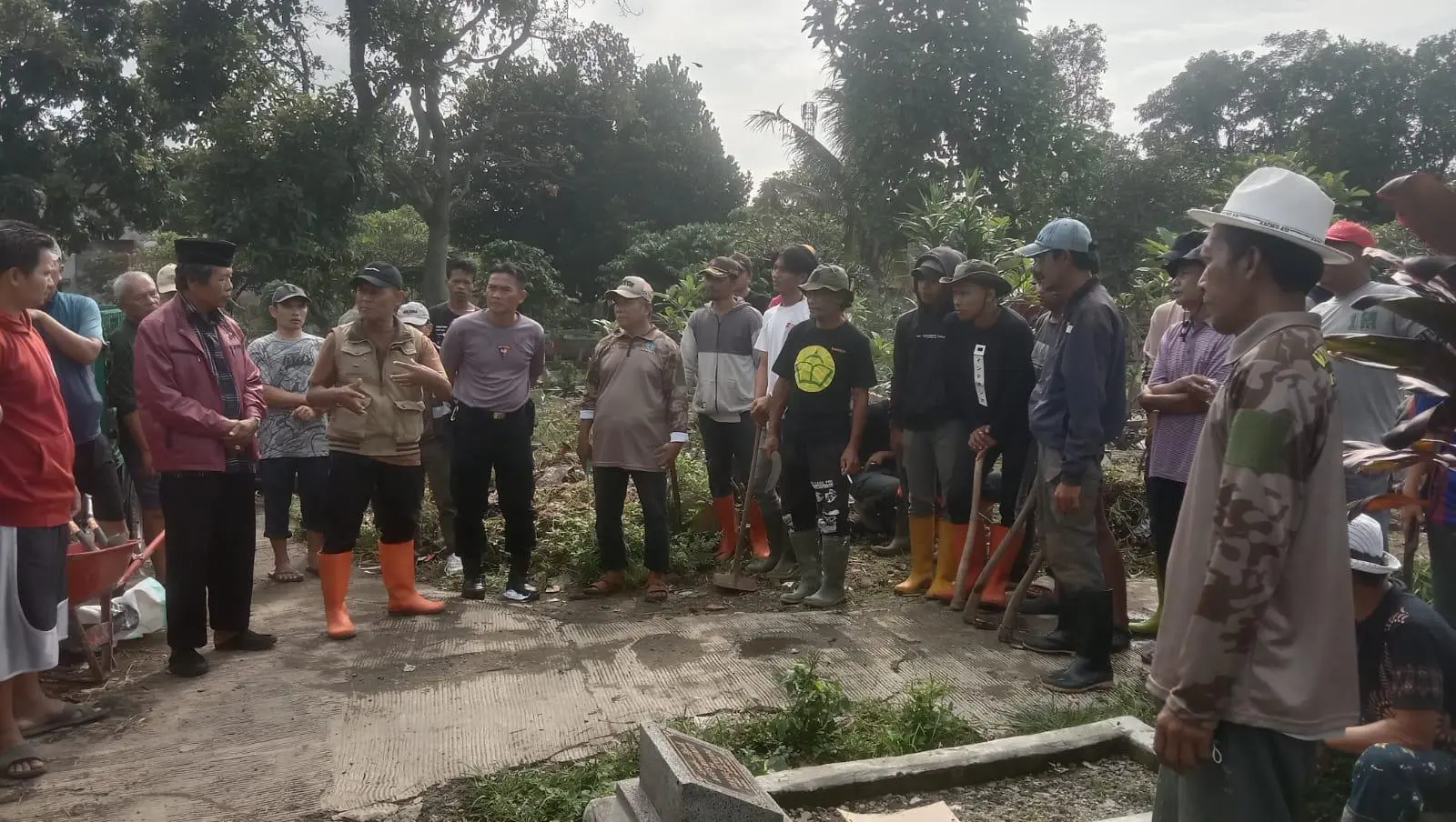 Antisipasi Banjir, Pentahelix Bersama Warga Dayeuhkolot Gelar Gebyar Kerja Bakti Massal