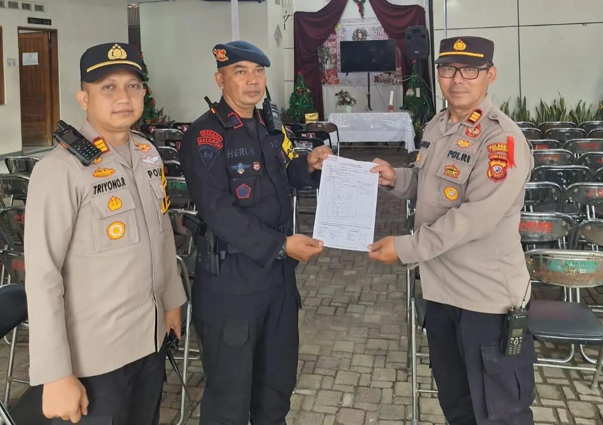 Den Gegana Brimob Polda Jabar Laksanakan Sterilisasi Gereja St. Fransiskus Xaverius Jelang Perayaan Natal 2025