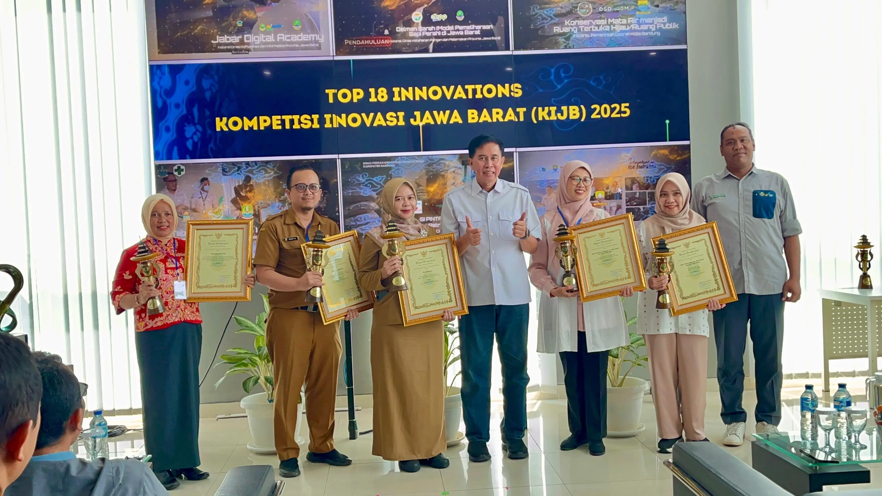 SI PINTAR ONLINE Top 18 KIJB 2025: Kabupaten Bandung Raih Penghargaan dari Gubernur Jabar