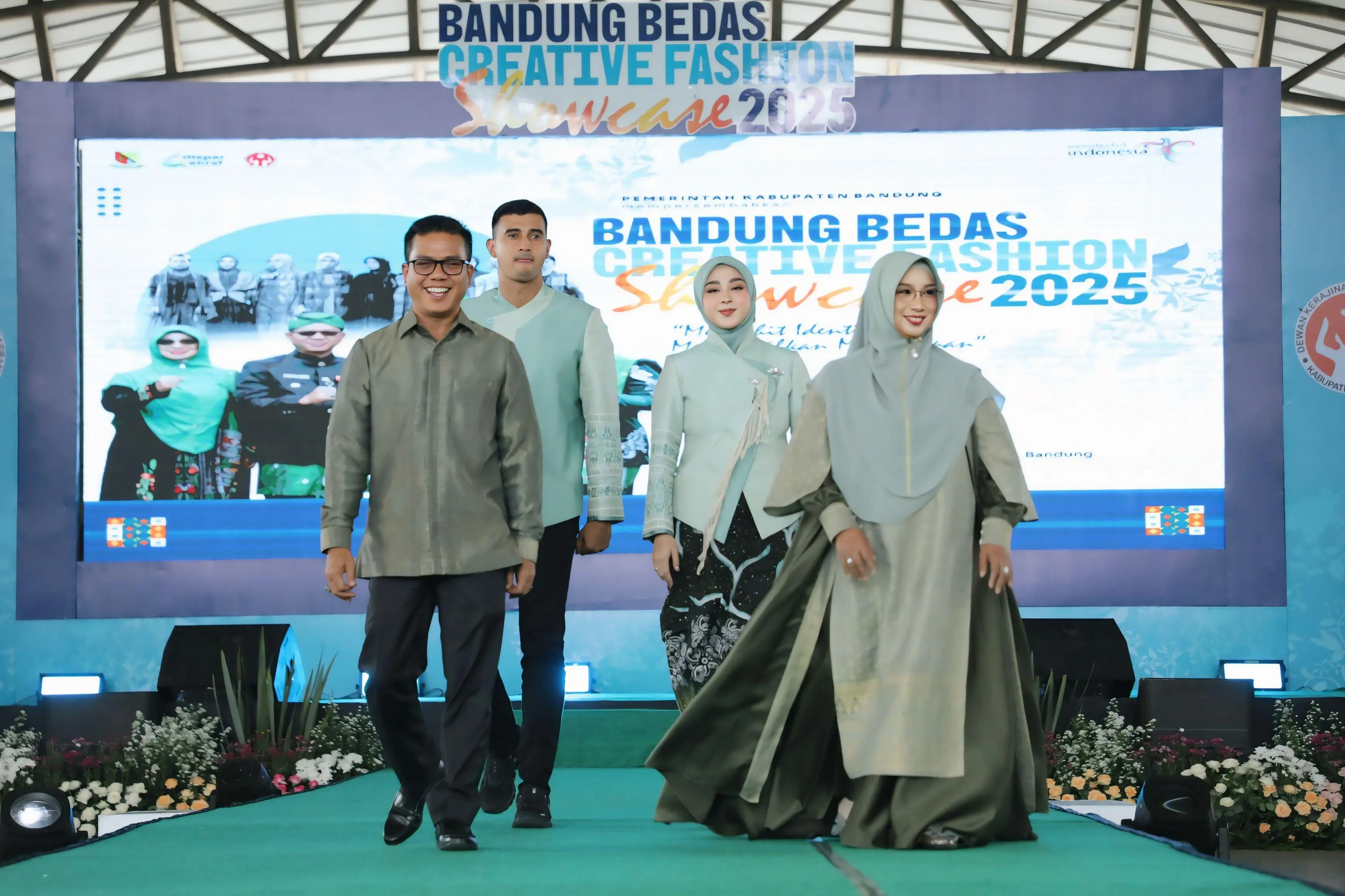 Semarak Bandung Bedas Creative Fashion Showcase 2025: Bupati beserta Istri Tampilkan Busana Kain  Sarung Tenun Majalaya 