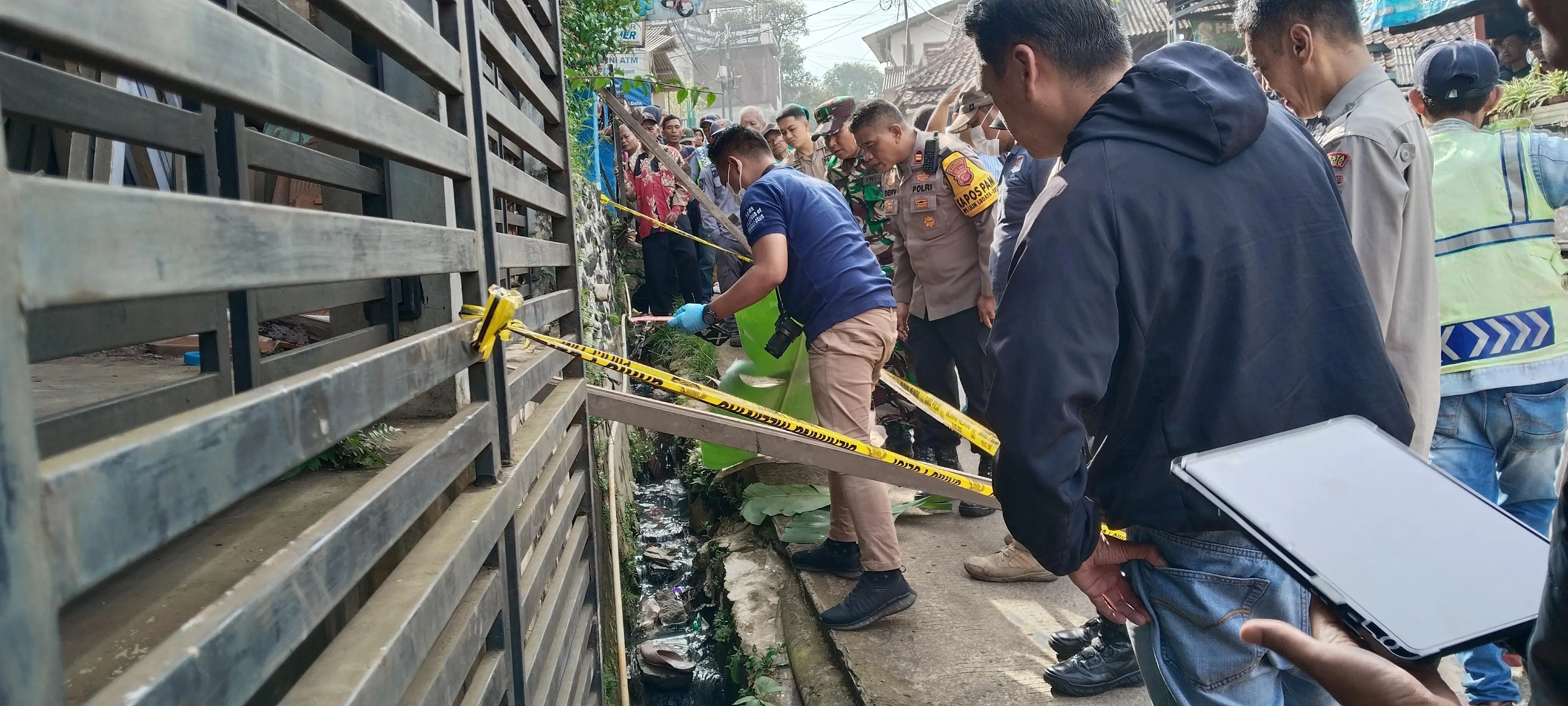Polsek Ibun Gercep Datangi TKP Penemuan Mayat Lansia Perempuan di Selokan Jalan Raya