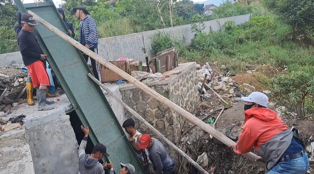 Kolaborasi Pentahelix, PRIMA, dan Warga Pasang Pintu Air untuk Tekan Banjir di Sukabirus