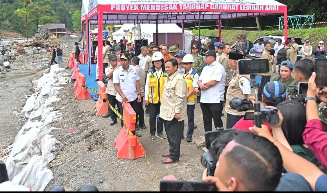Mendagri Tito Karnavian Dampingi Presiden Prabowo Tinjau Wilayah Terdampak Bencana di Sumatera Barat