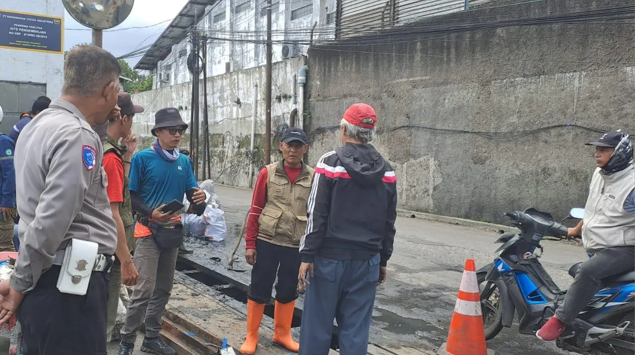 Pentahelix Dayeuhkolot Hari Ketiga Terus Lakukan Normalisasi Drainase, Angkat Lumpur dan Material Sampah di Sepanjang Jalan Mengger