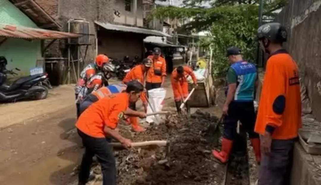 BPBD dan Relawan Bergerak Cepat Tangani Dampak Banjir di Desa Cikarees