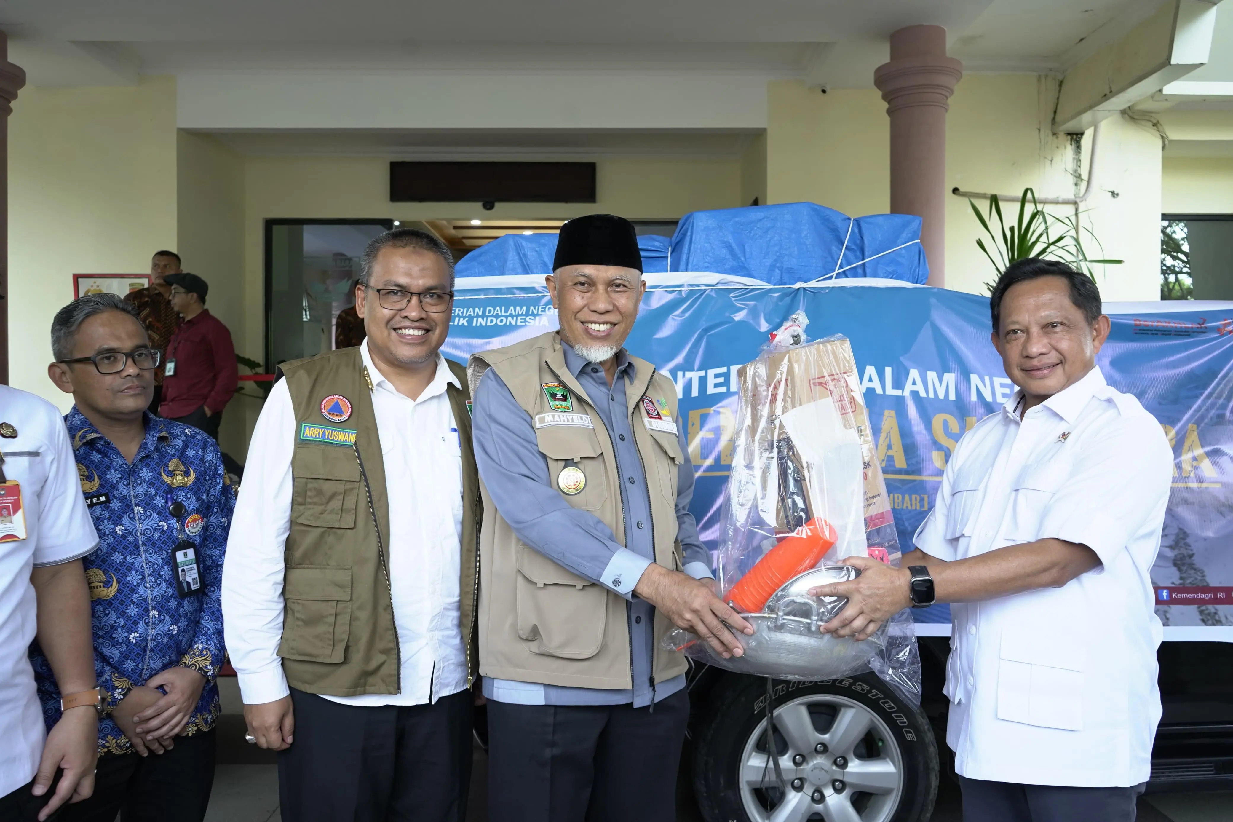 Mendagri Tito Karnavian Serahkan Bantuan untuk Warga Terdampak Bencana di Sumatera Barat