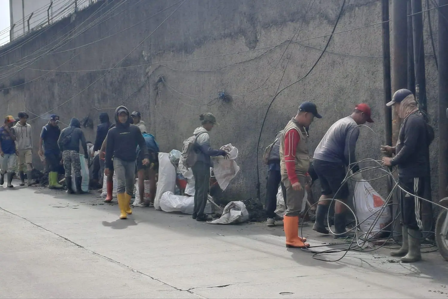 Normalisasi Drainase Jalan Mengger Tersendat Kabel Fiber Optik Semberawut, Diduga Lemah Pengawasan dan Pembiaran Bertahun-tahun