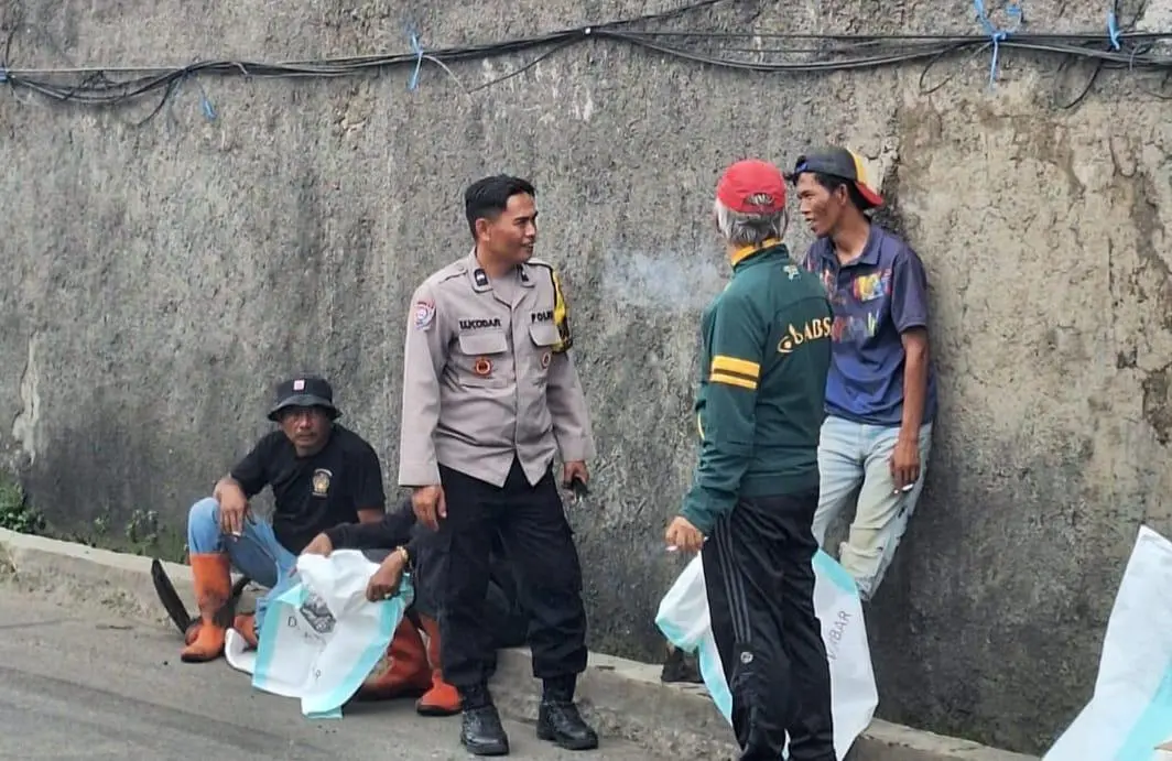 Bhabinkamtibmas Polsek Dayeuhkolot Dukung Kegiatan Pentahelix Pembersihan Drainase di Jalan Mengger