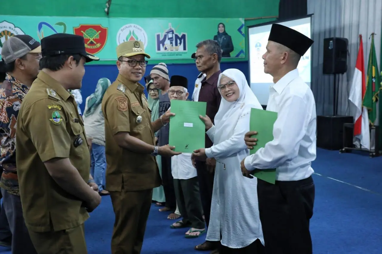 Bupati Dorong Para Ketua RT dan RW Bantu Masyarakat Pembuatan KTP dan KK