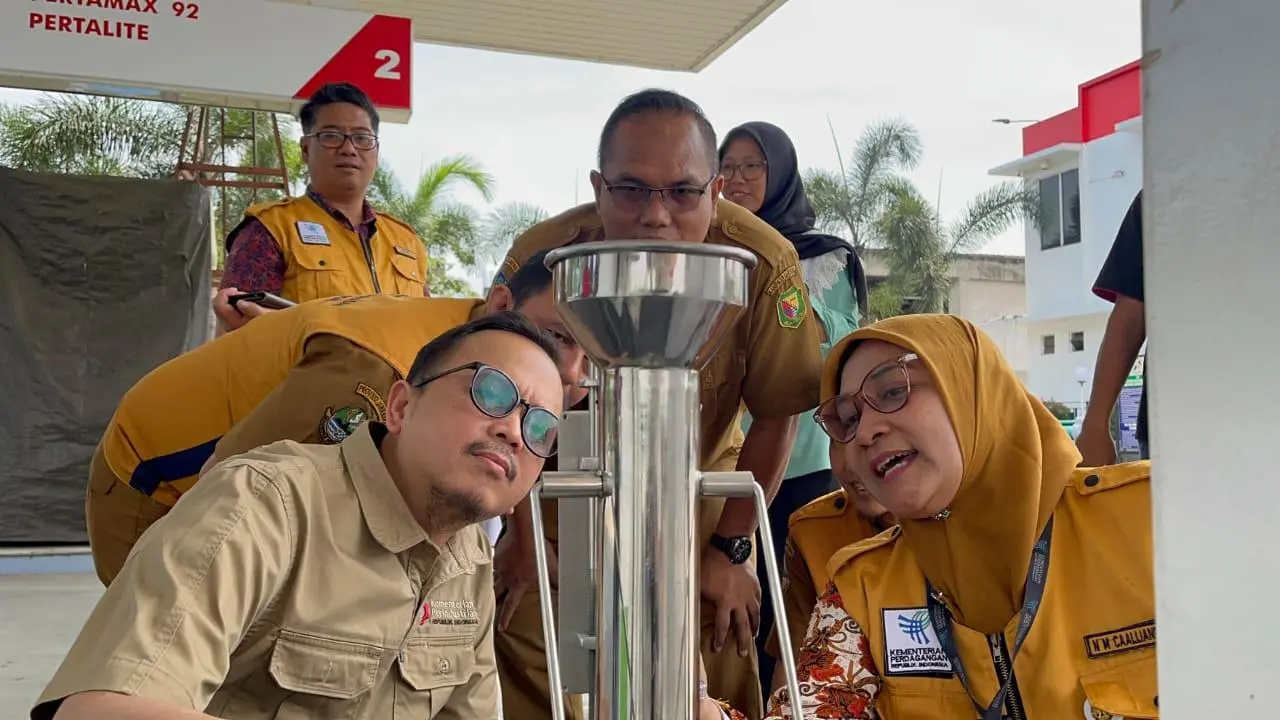 Jelang Hari Raya Natal 2025 dan Tahun Baru 2026, Disperdagin Lakukan Pengawasan Pompa Ukur BBM di SPBU