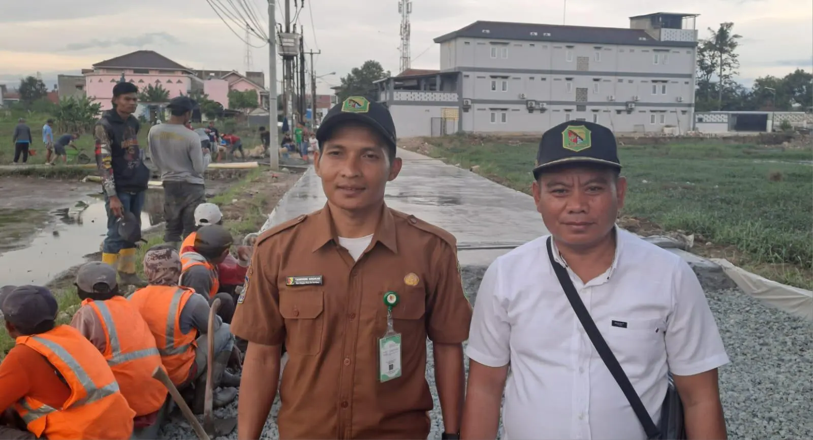 Pengerjaan Rabat Beton Jalan Sukabirus Dilaksanakan, Kepala UPTD Sapras Dayeuhkolot Pantau Langsung