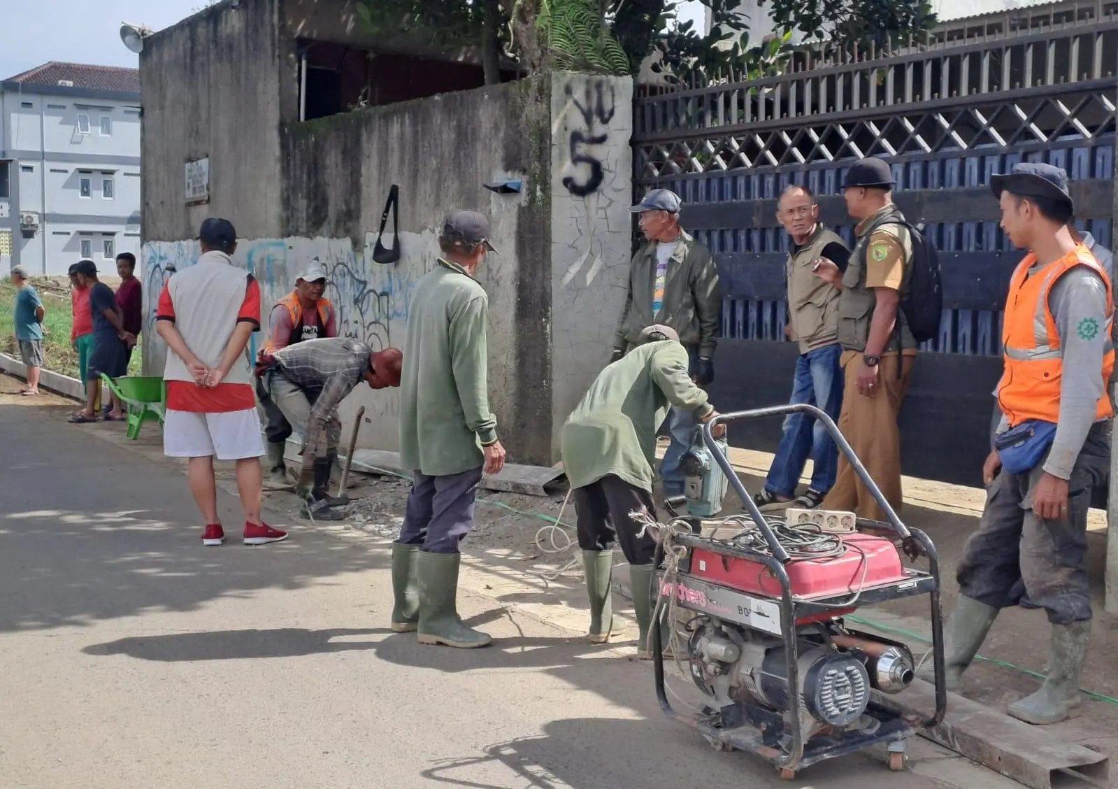 Bupati Bandung Kang DS Peduli Masyarakat, Jalan Sukabirus Dicor, Akses Jalan Ditutup Sementara