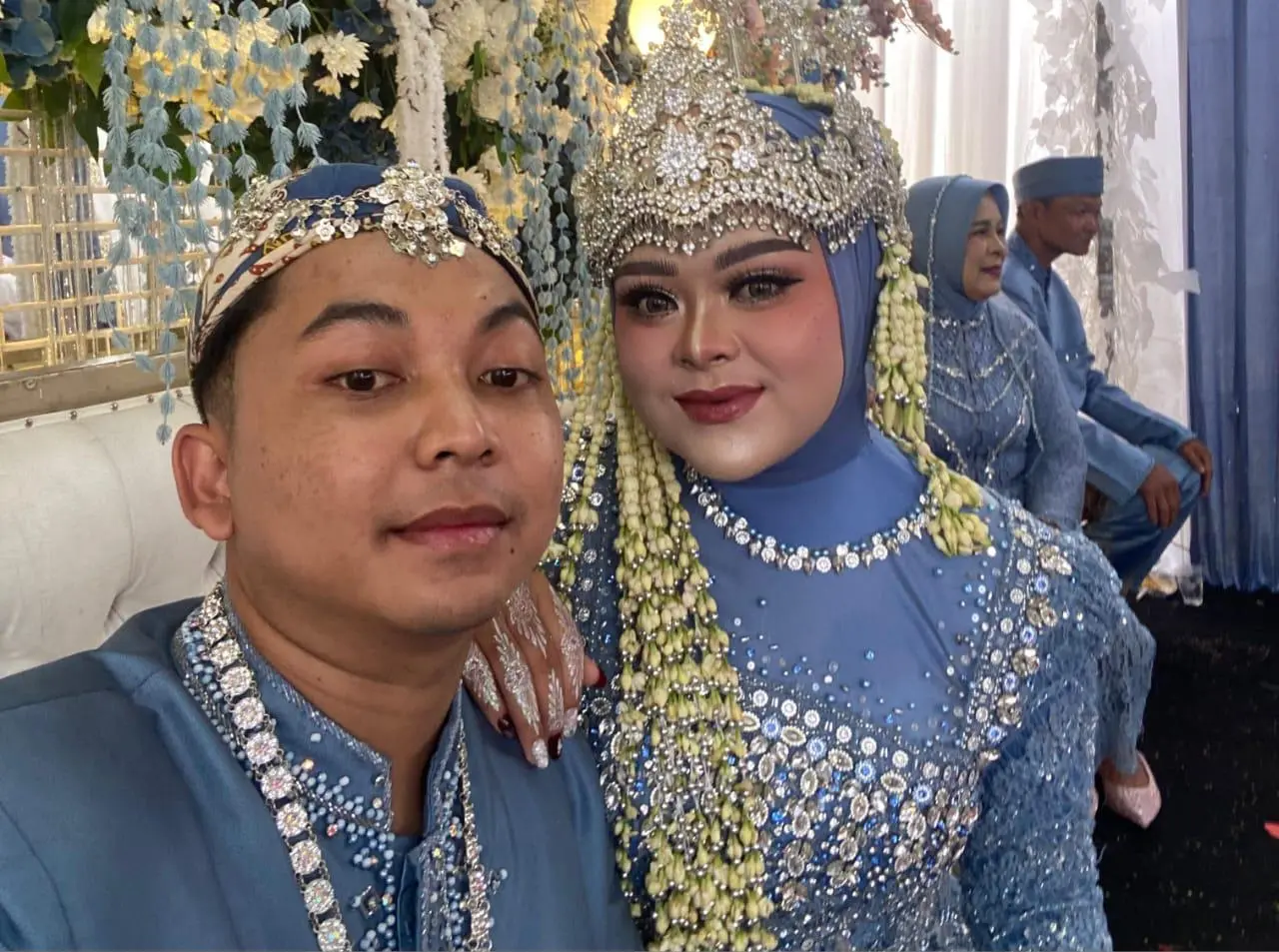 Tokoh Masyarakat Dayeuhkolot Tri Rahmanto dan Keluarga Besar Prima Sampaikan Ucapan Selamat kepada Pengantin